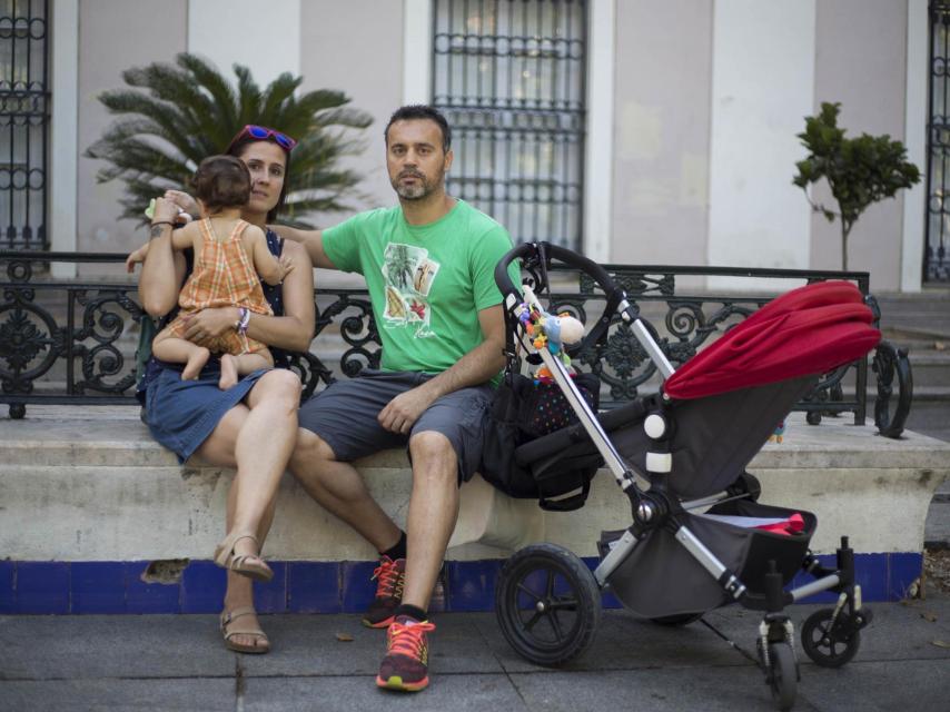 Julio López, extrabajador de Delphi y actualmente profesor interino en Andalucía, junto con su familia.