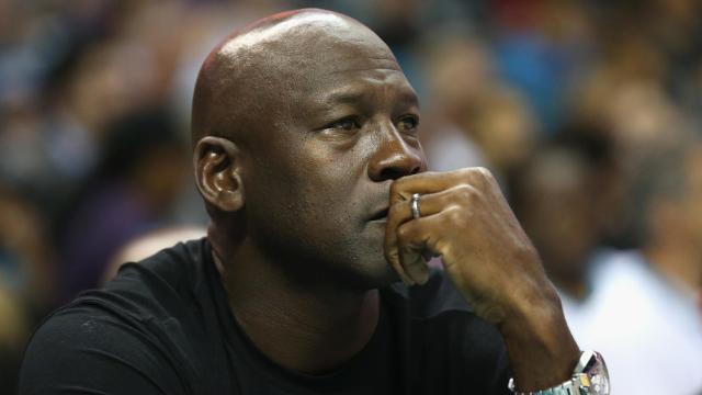 Michael Jordan, pensativo durante un encuentro de la NBA