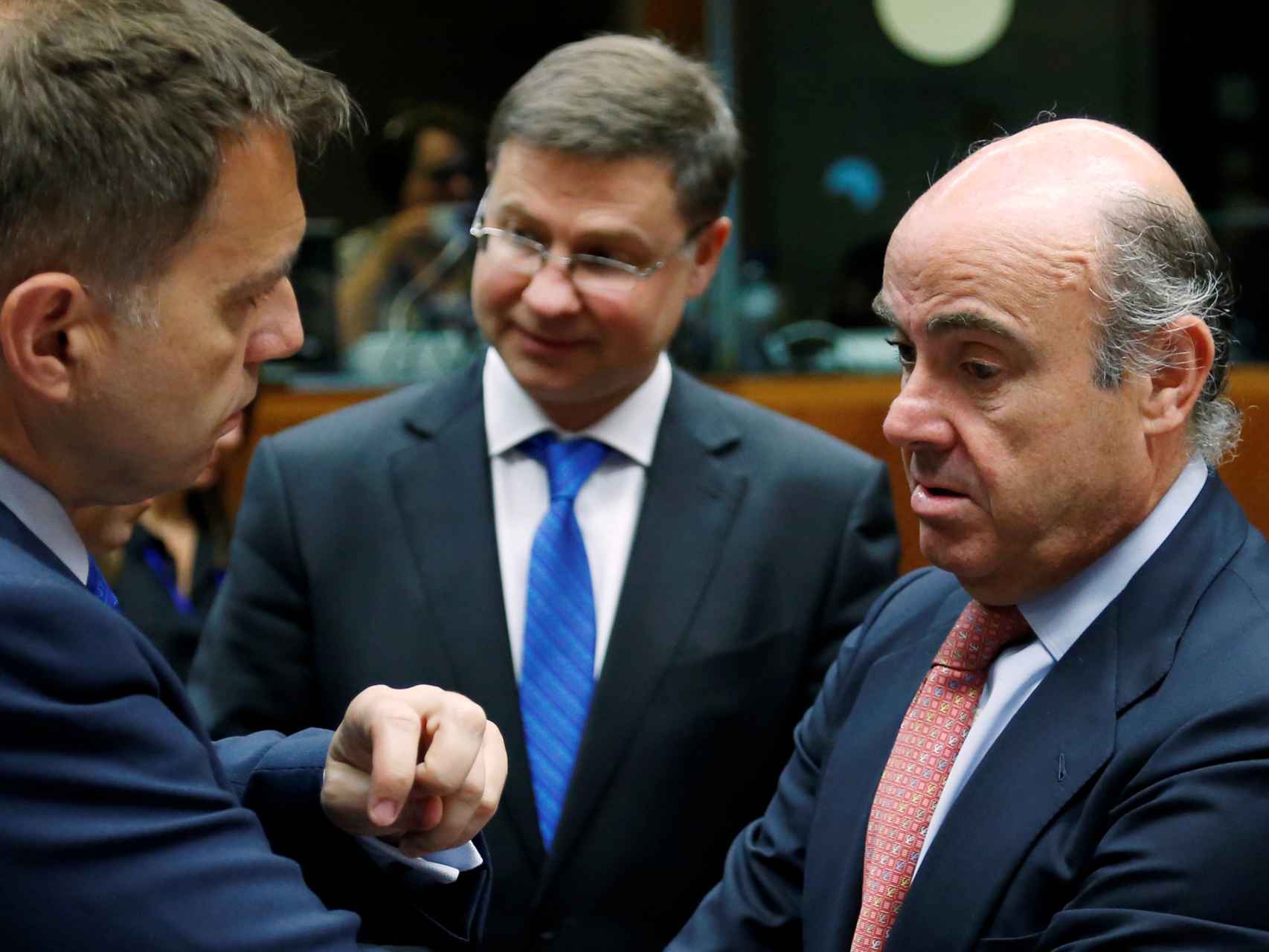 Guindos conversa con el comisario Dombrovskis y el presidente del Ecofin.