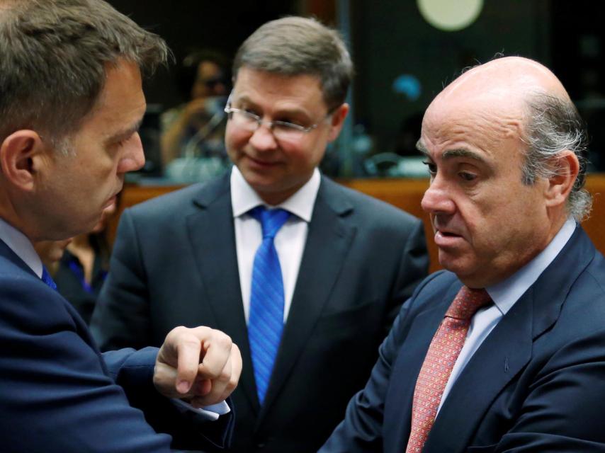 Guindos conversa con el comisario Dombrovskis y el presidente del Ecofin.