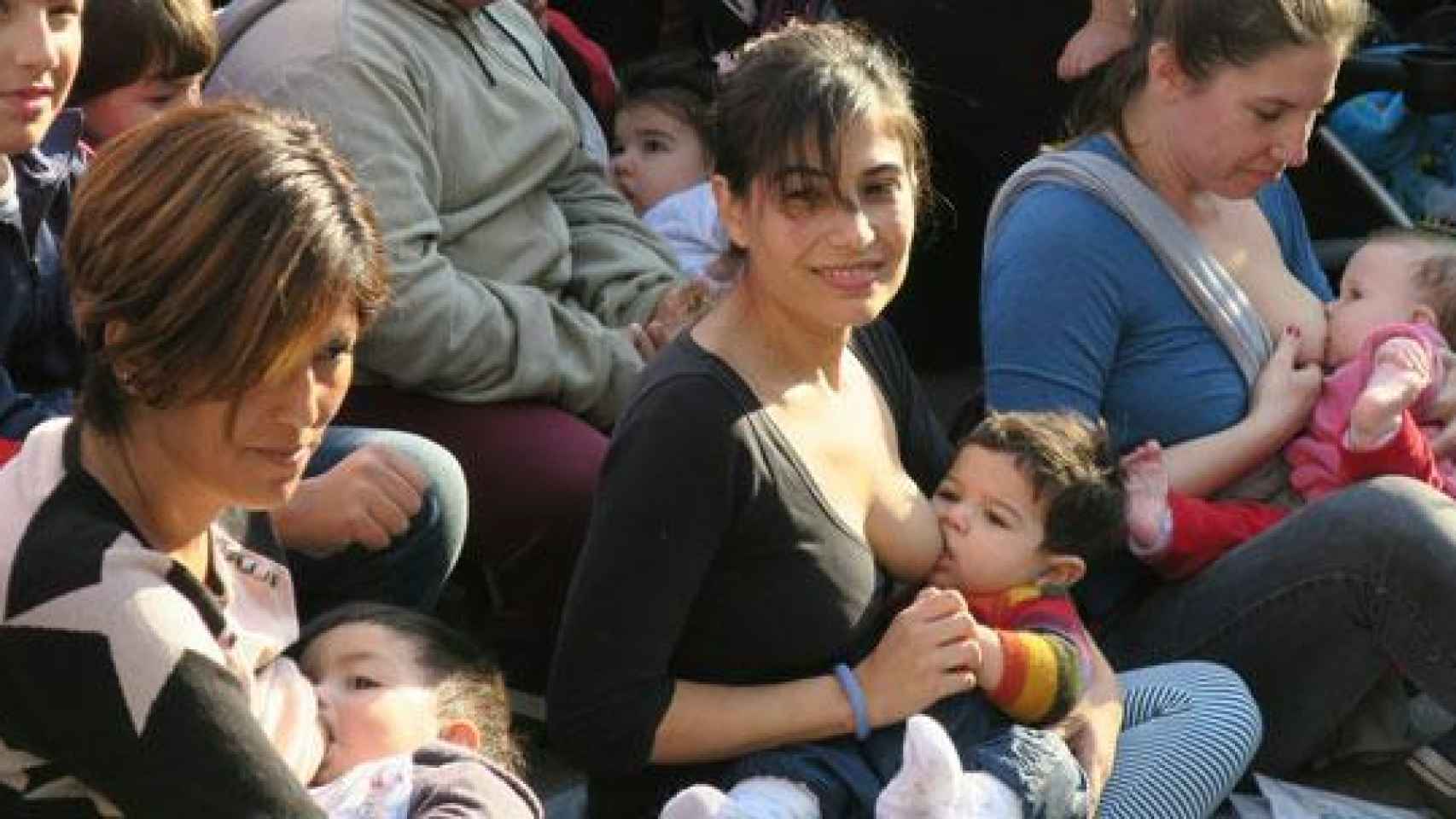 Mujeres dando de mamar a sus hijos durante el 'piquetetazo' argentino.