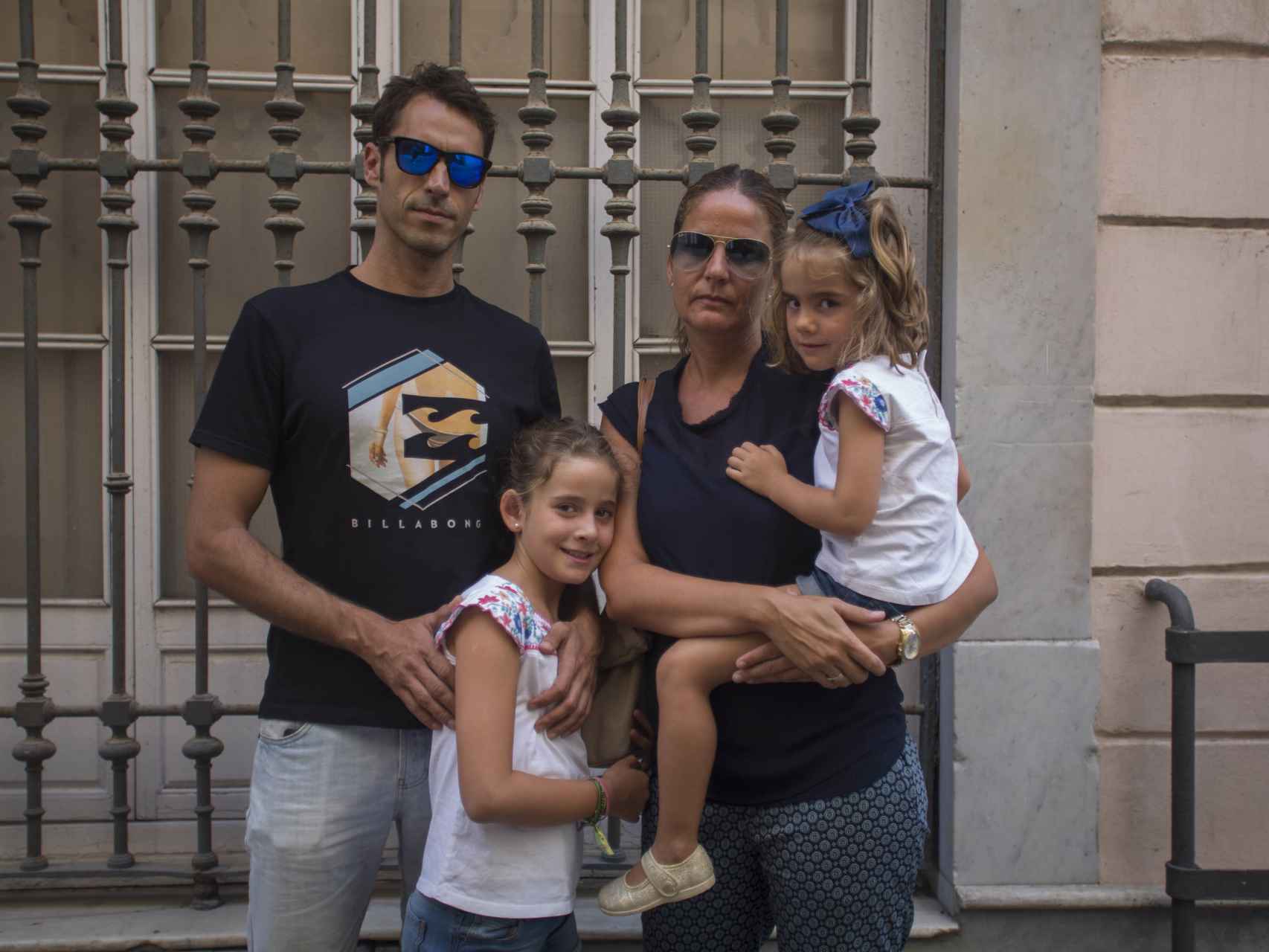 Nuria Fernández junto a su marido Fernando y sus hijas, es profesora interina