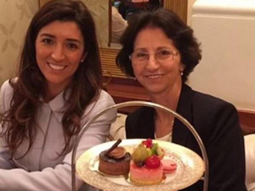 La esposa de Ecclestone, Fabiana Flosi, junto a su madre, Aparecida.