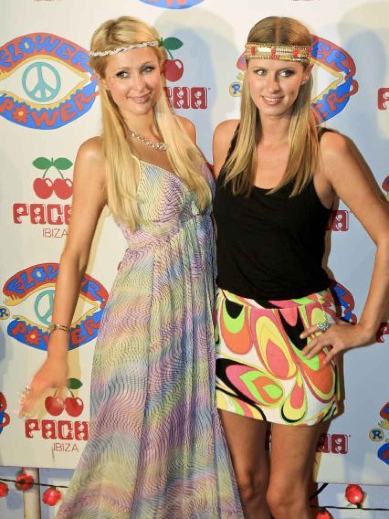 Paris Hilton y su hermana son asiduas a las mejores fiestas, y la 'Flower Power' no faltaba en su agenda.