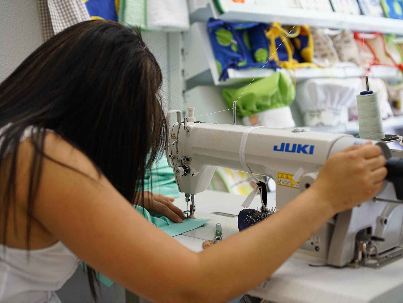 Una costurera ex victima de la trata en el taller textil de Apramp