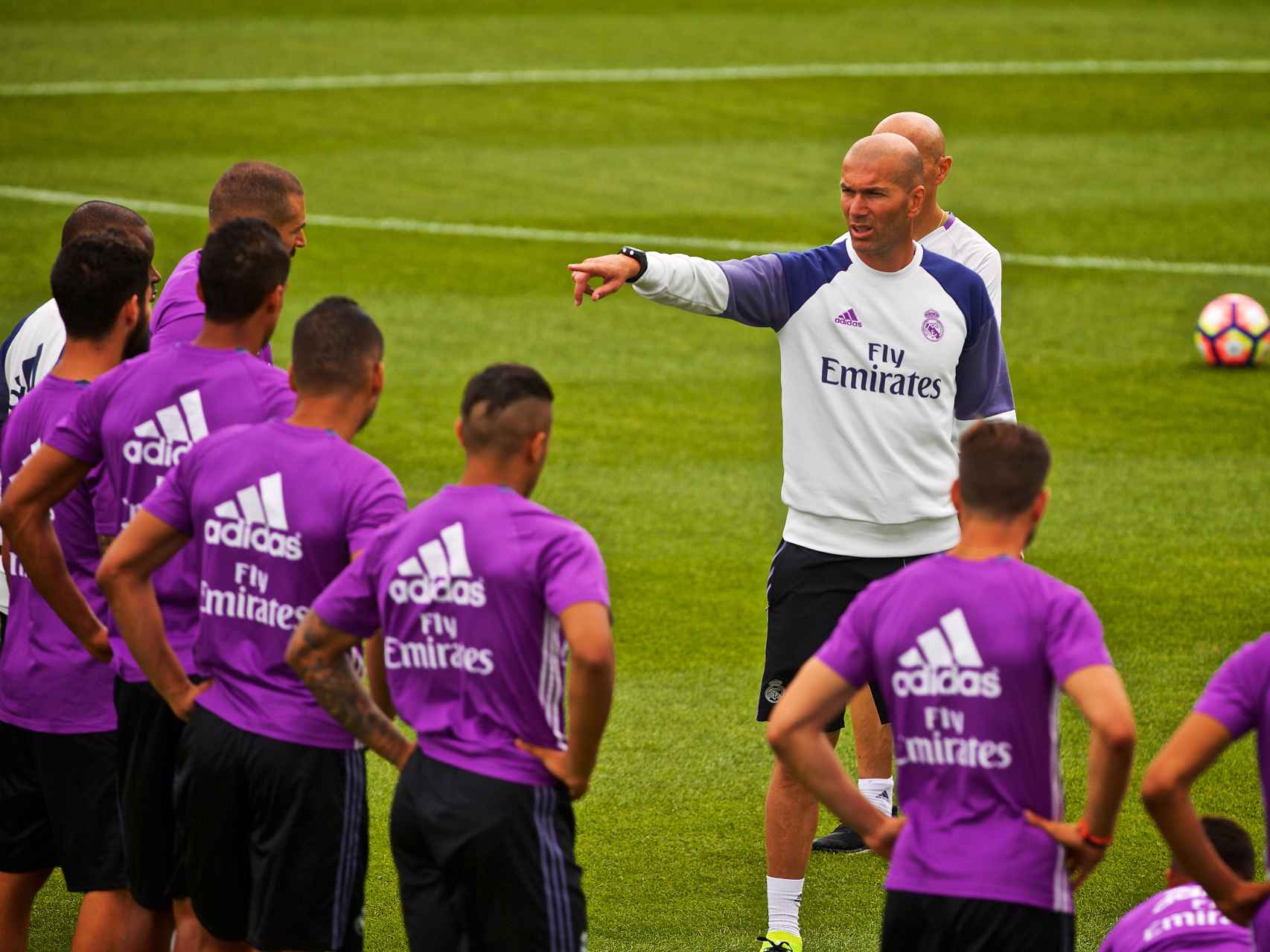 Zidane da órdenes a sus jugadores en un entrenamiento.