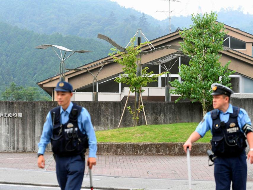 Policías frente al centro de discapacitados de Sagamihara.