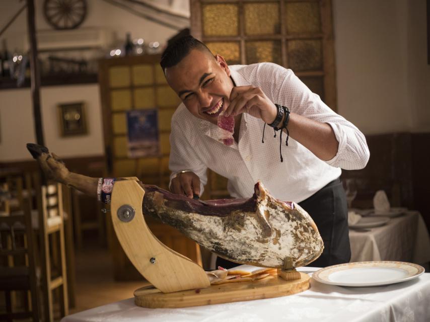 Mohamed se ha convertido en el mejor cortador de jamón de Melilla.