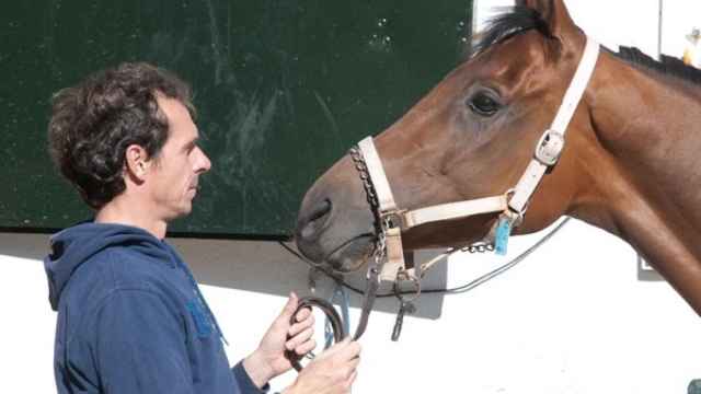 Guillermo Arizcorreta, entrenando a uno de sus caballos.