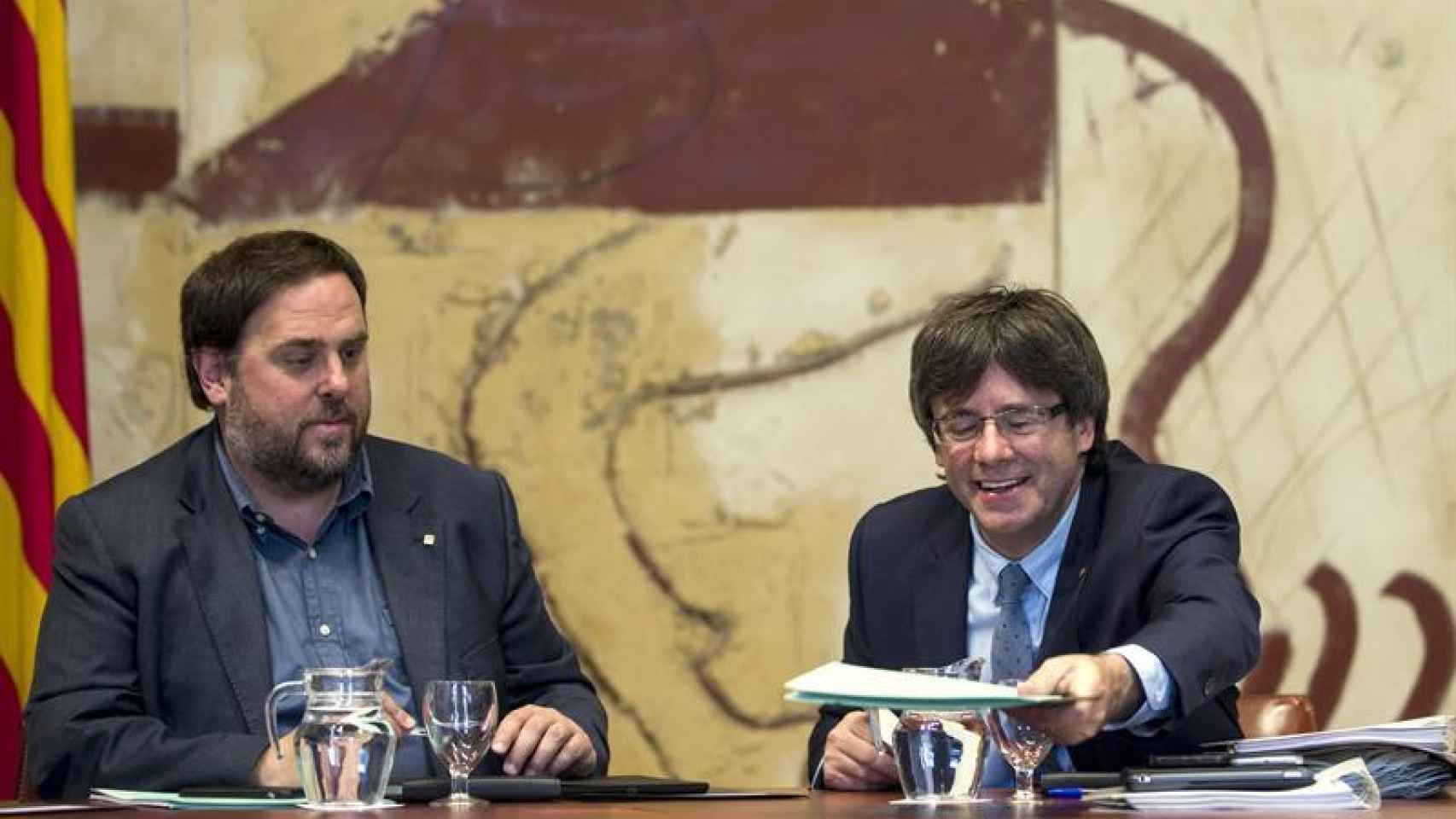 Carles Puigdemont y Oriol Junqueras, en la reunión del Govern.