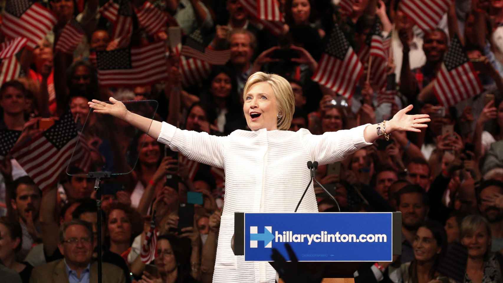 Hillary Clinton se dirige a sus seguidores en Nueva York tras ganar la nominación demócrata.