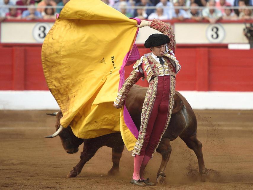 Roca Rey durante la tercera de feria de Santiago.