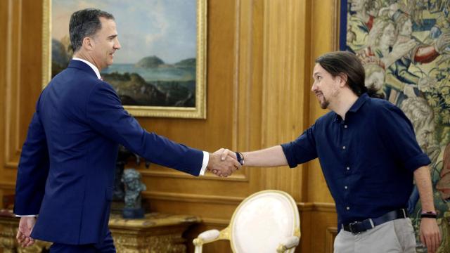 El rey Felipe VI saluda a Pablo Iglesias.