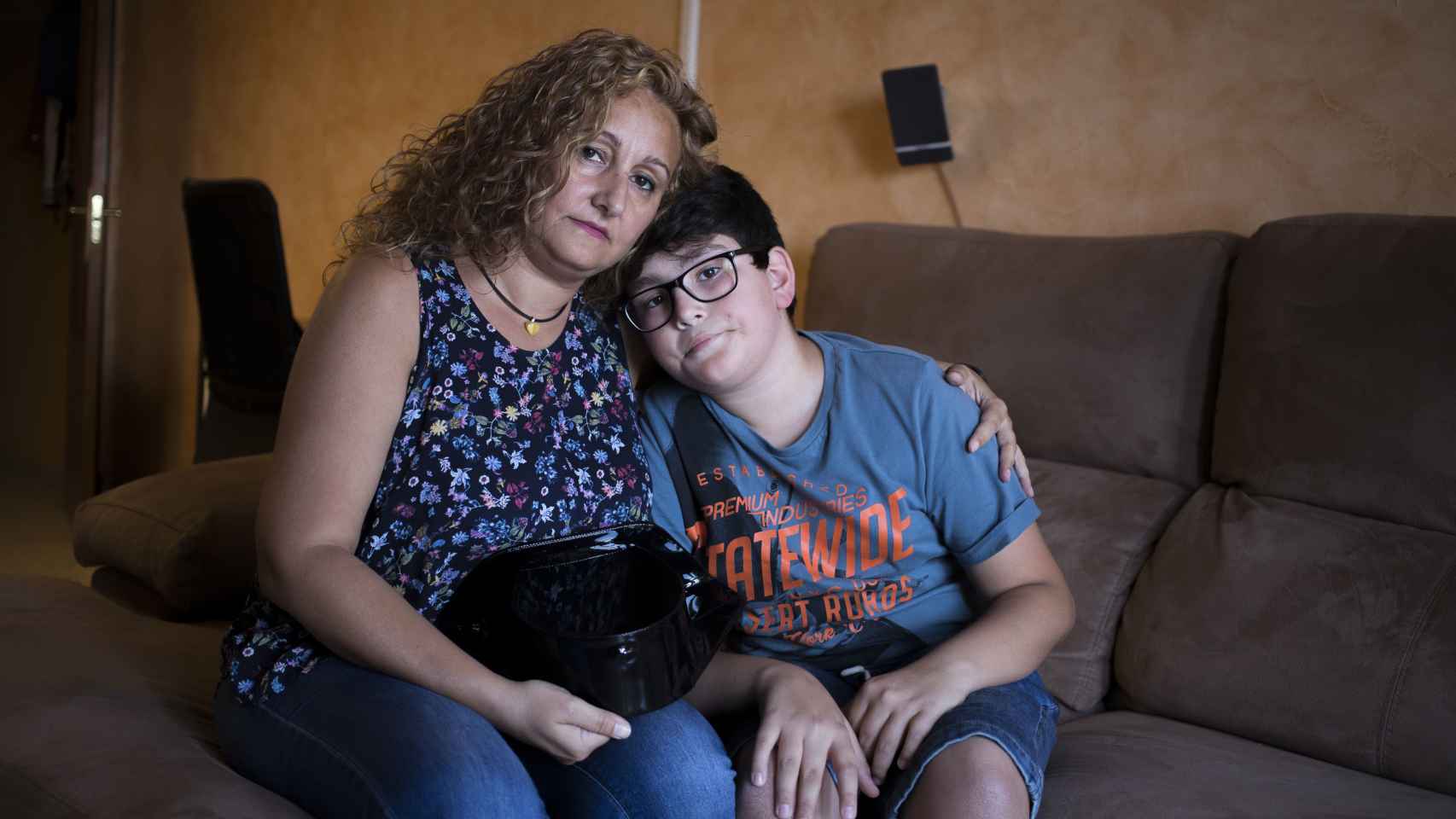 María Luisa junto a su hijo de 10 años que padece autismo.