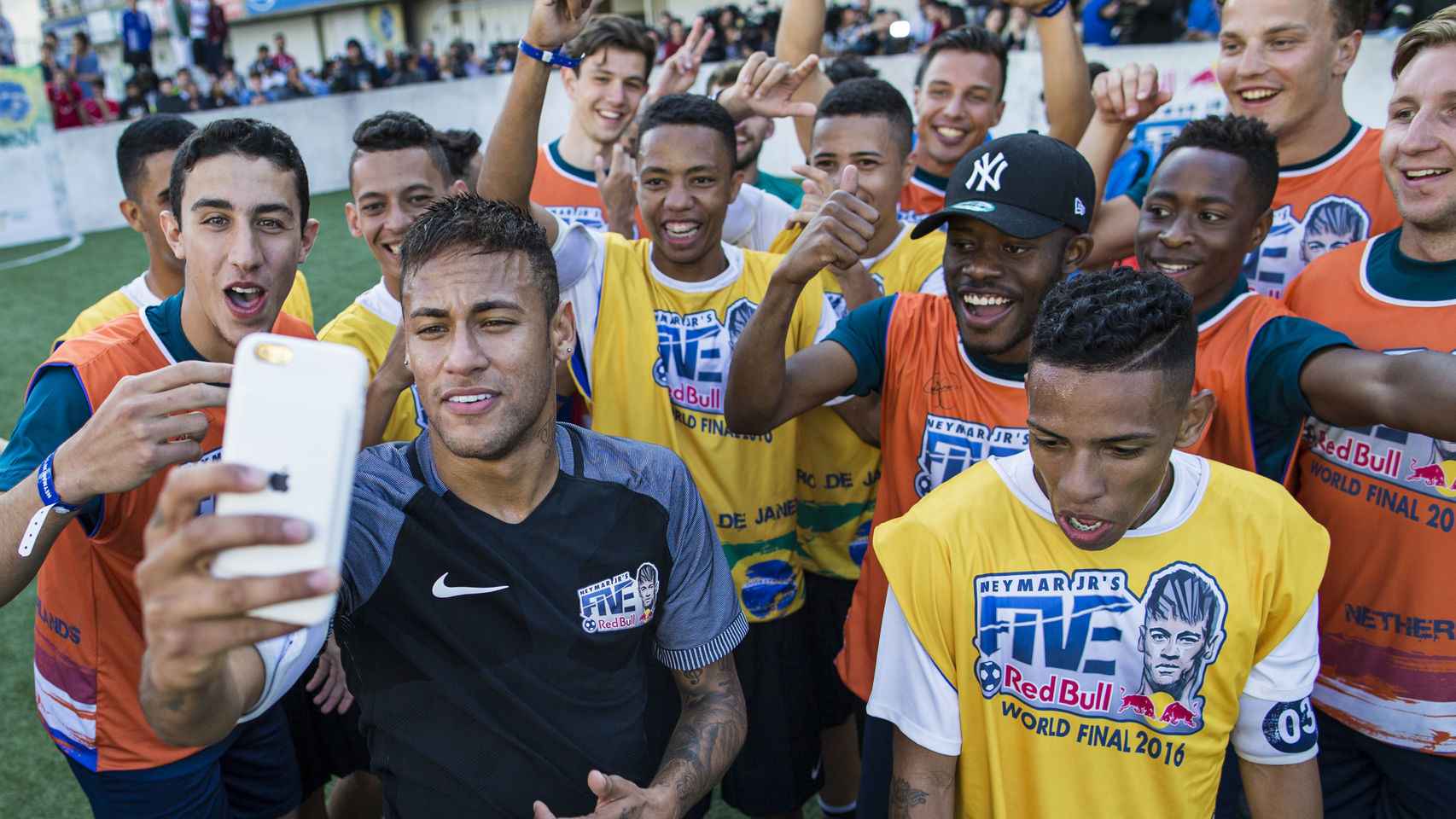 Neymar, en un encuentro con aficionados.