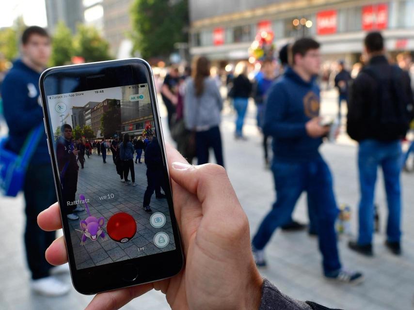 Jugando al Pokemon en la calle.