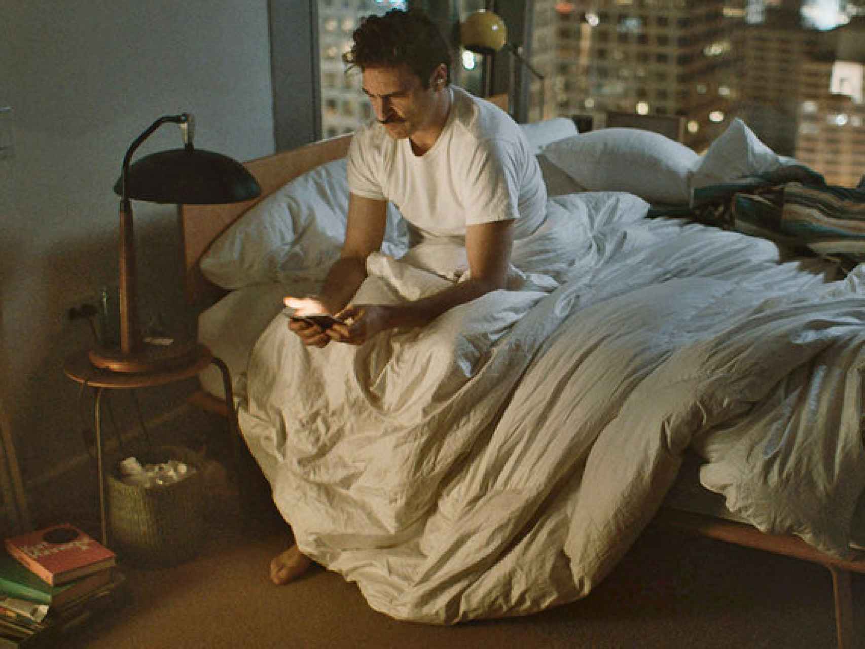 Fotograma de Her, el filme de Spike Jonze: un hombre a un dispositivo móvil pegado.