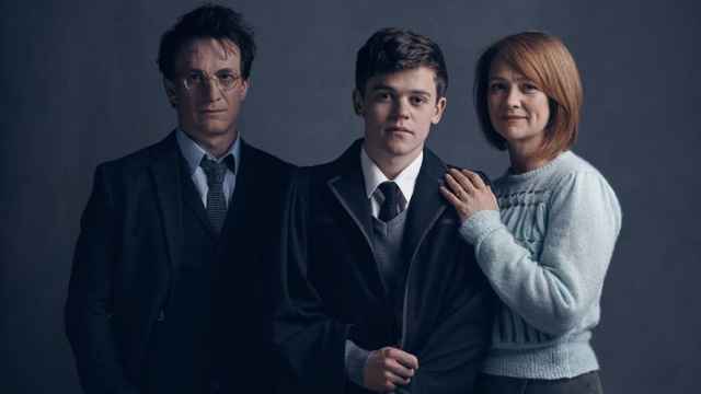 Harry, su hijo  Albus y su mujer Ginny Potter en la nueva obra de teatro.