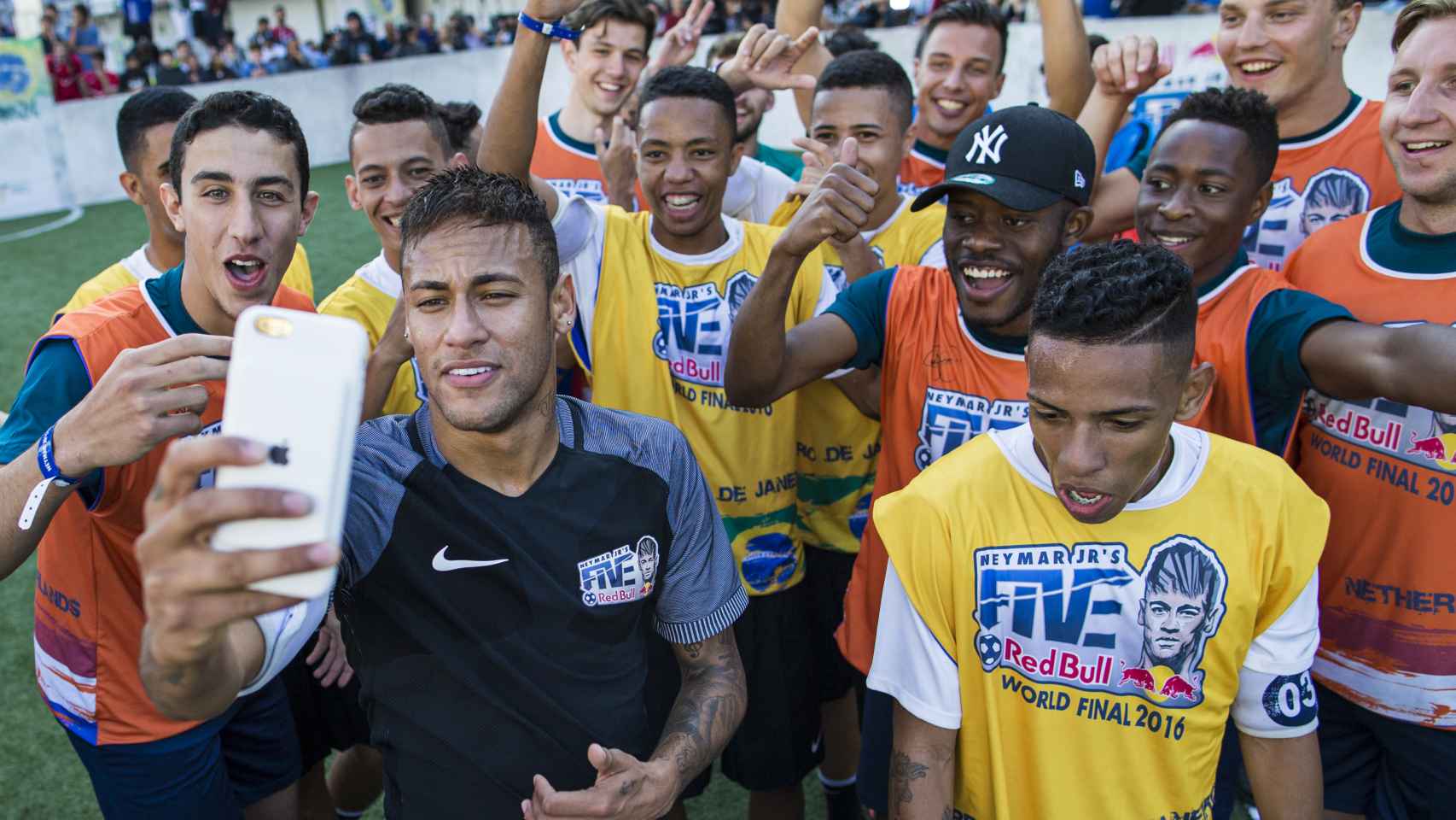 Neymar, en un encuentro con aficionados.
