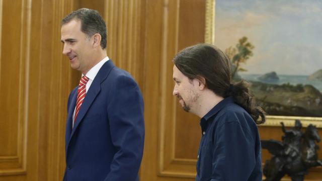 El rey en la Moncloa junto a Pablo Iglesias.