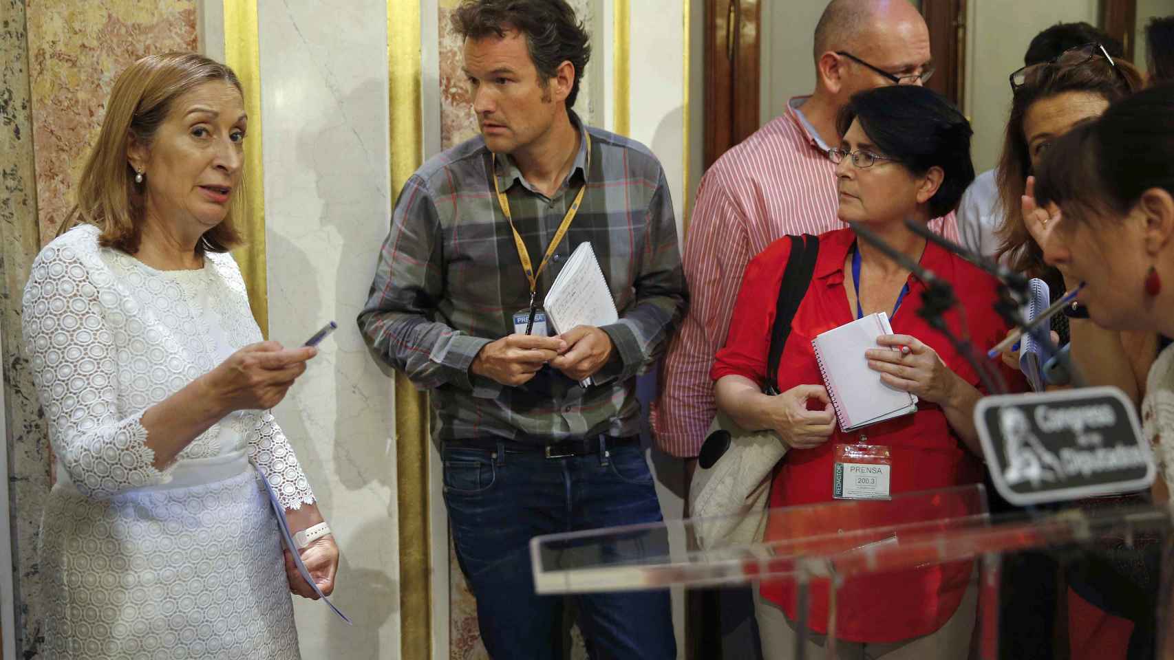 Ana Pastor conversa con periodistas tras su comparecencia.
