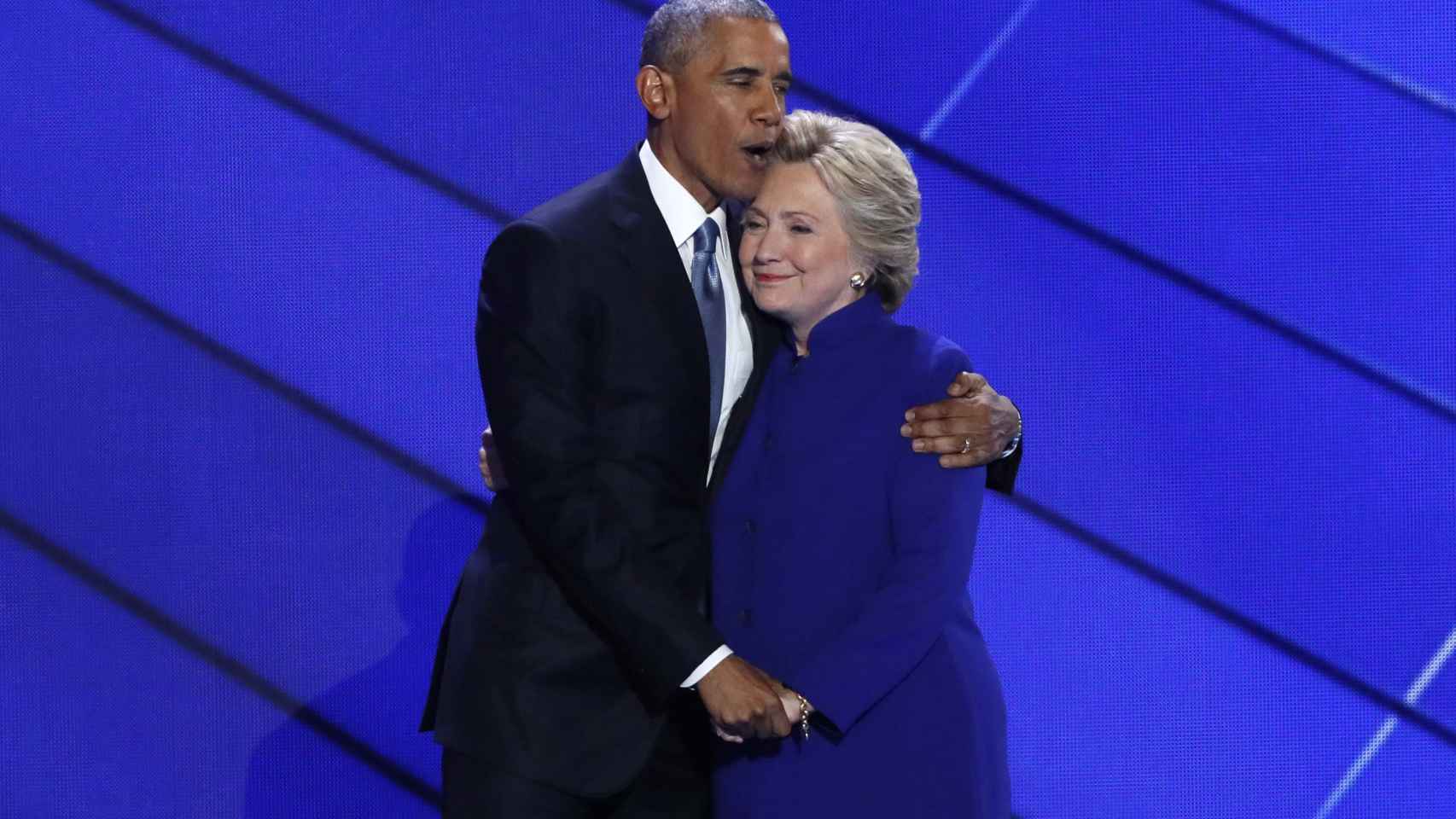 Obama abraza a Clinton durante la Convención nacional Demócrata.