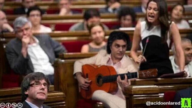 Inés Arrimadas cantando por bulerías con Albert Rivera a la guitarra.