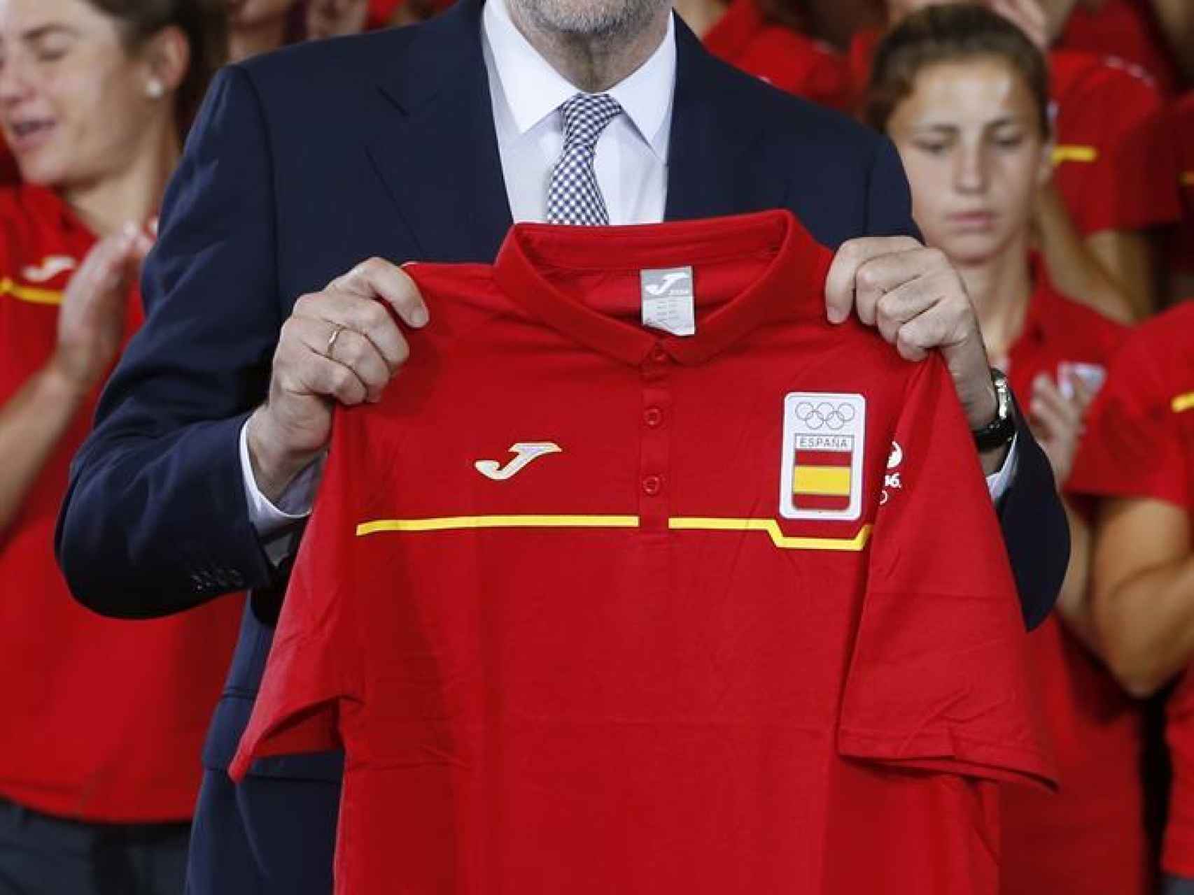 Mariano Rajoy posa con la camiseta del equipo olímpico de España, que, atendiendo a su aplastante lógica, lucirán los deportistas españoles.