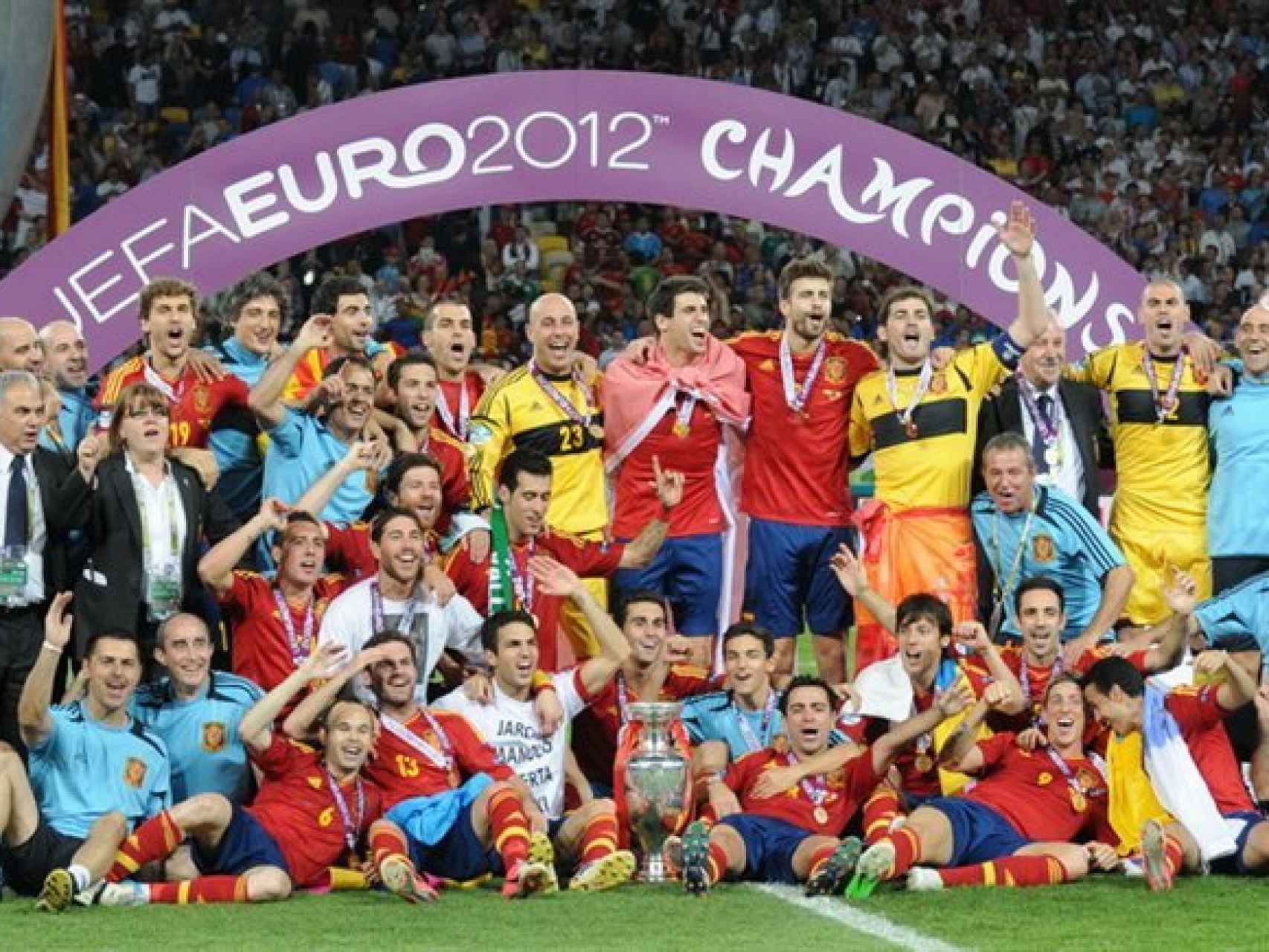 La selección española de fútbol celebra la Eurocopa de 2012. Efectivamente, no hubo dos sin tres pero sí ha habido tres sin cuatro.