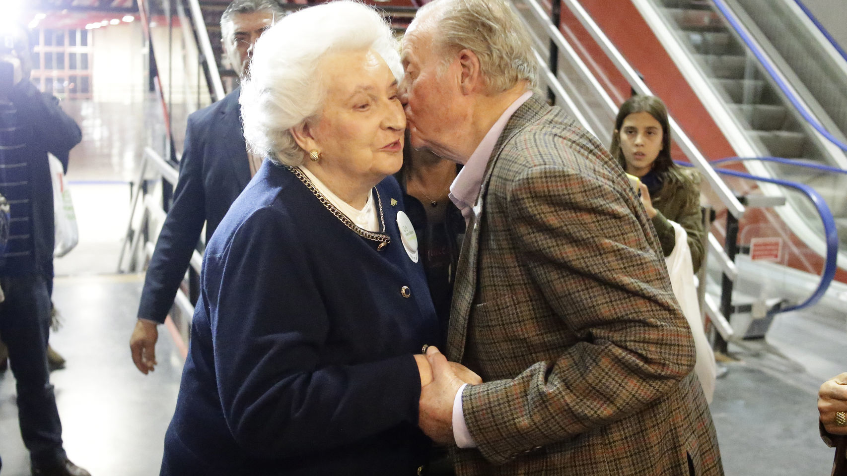 Don Juan Carlos besa a su hermana durante el último Rastrillo Nuevo Futuro.