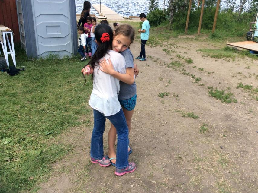 Varios niños canadienses se acercaron a enseñar a los refugiados.