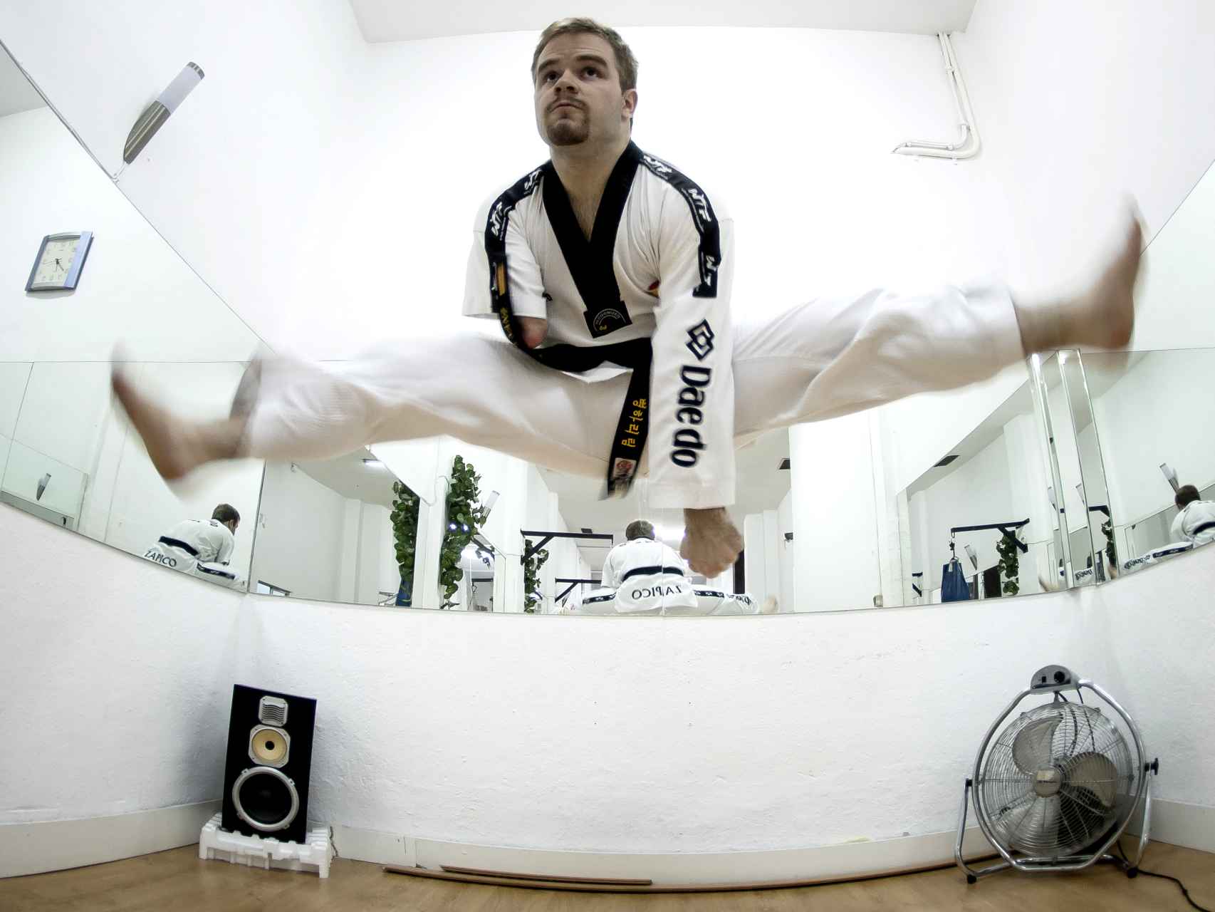 La discapacidad no ha impedido a Javier alcanzar el segundo dan del cinturón negro de taekwondo.