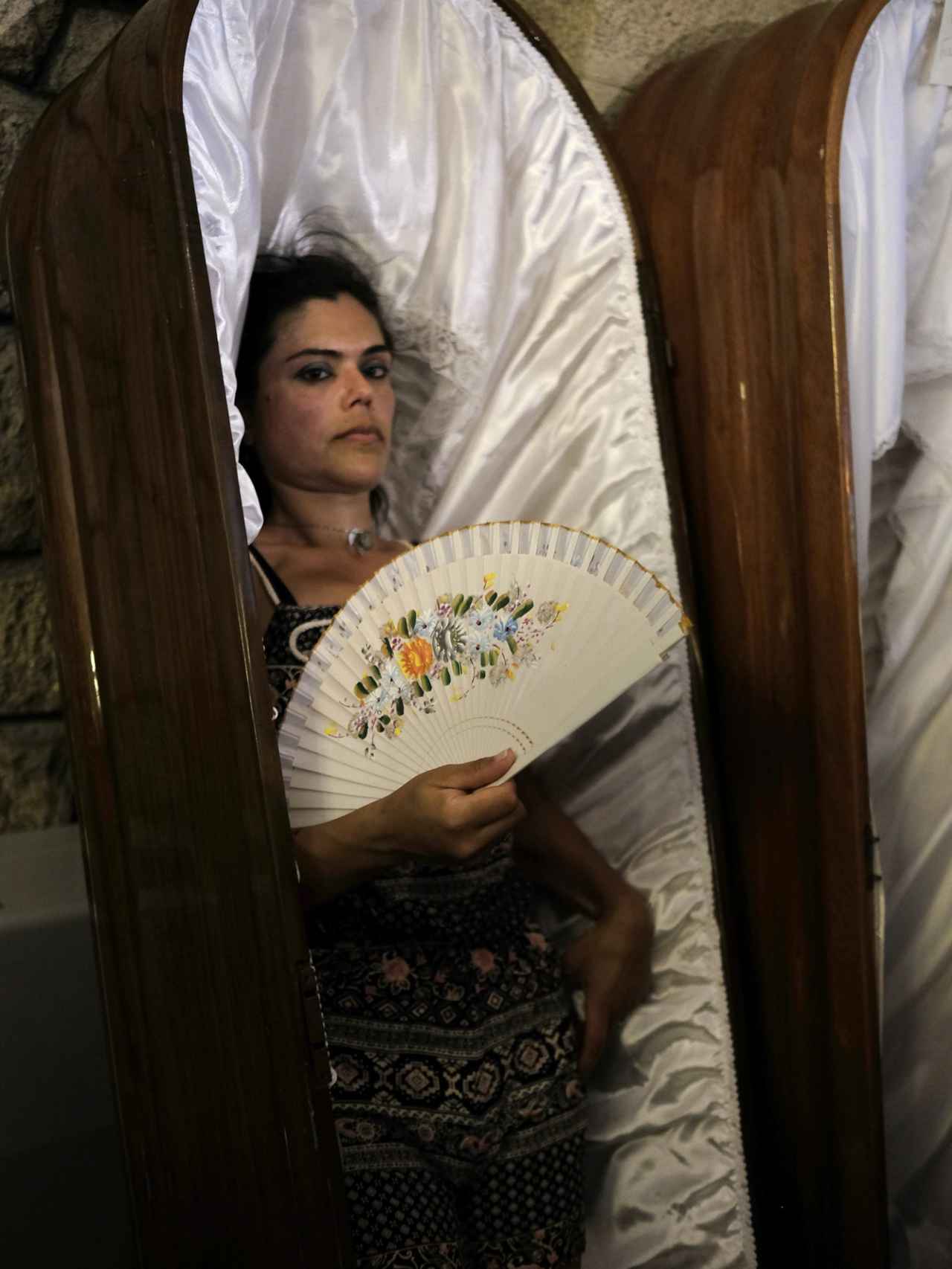 Pilar Domínguez procesiona en un ataúd para pedir que su hija se cure.
