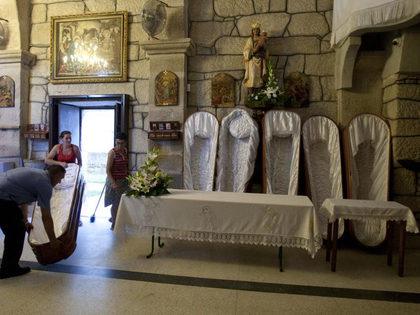 Durante la procesión sólo salen cinco féretros. El sexto lo alquiló una anciana para poder participar.