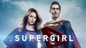 Tyler Hoechlin se pone el traje de Superman y posa con Supergirl