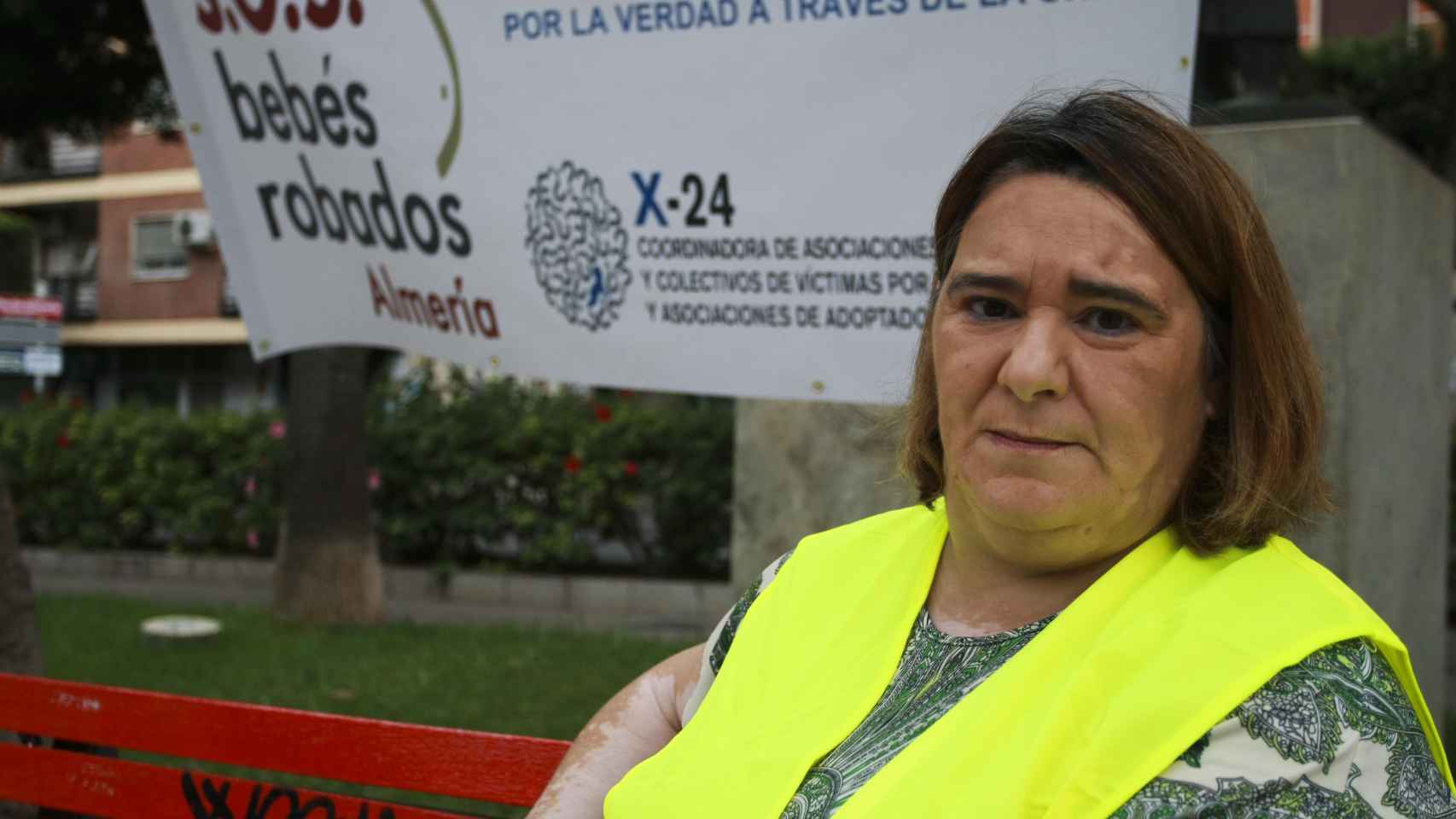 Ascensión López ante un cartel de SOS Bebés Robados Almería.