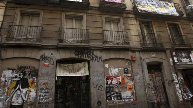 Fachada del edificio de la calle Pez cuando estaba tomado por los okupas-