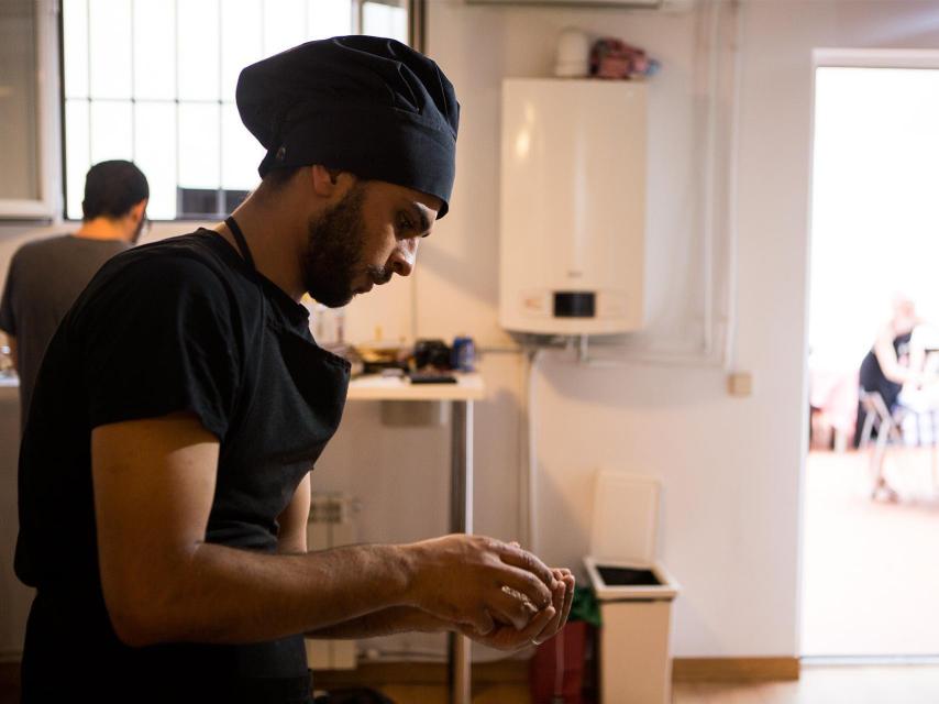 Khalid prepara falafel para la cena solidaria.