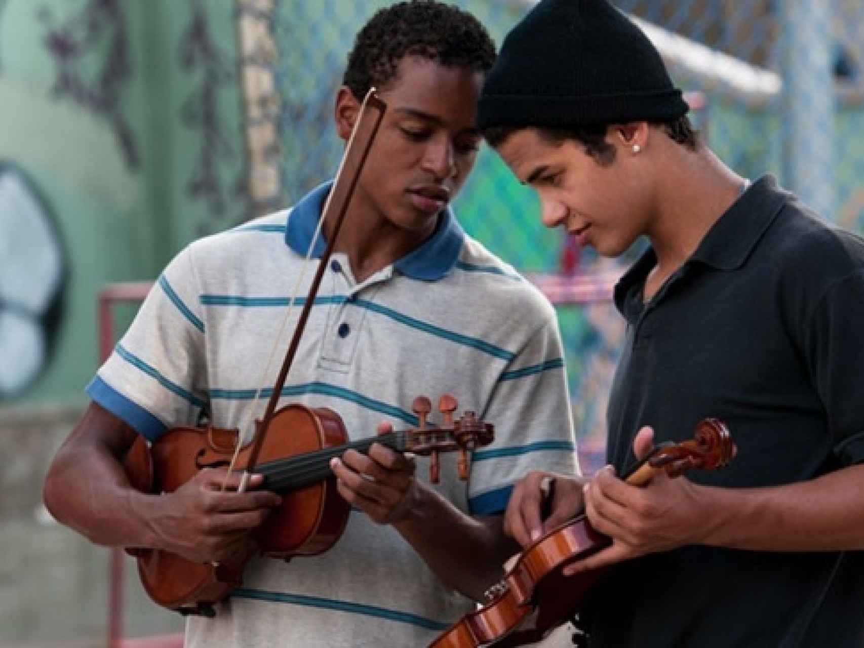Samuel y VR se encuentran con el violín.
