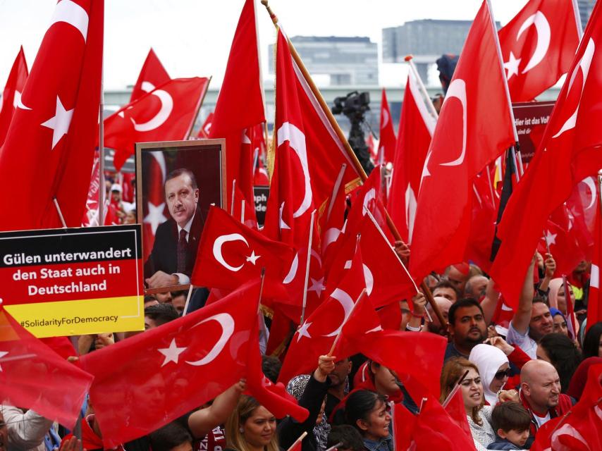 Miles de turcos se manifiestan en Colonia en apoyo a Erdogan