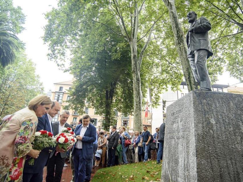 Urkullu (2d), Ortuzar y Atutxa, entre otros, en una ofrenda floral ante la estatua del fundador del PNV. / EFE