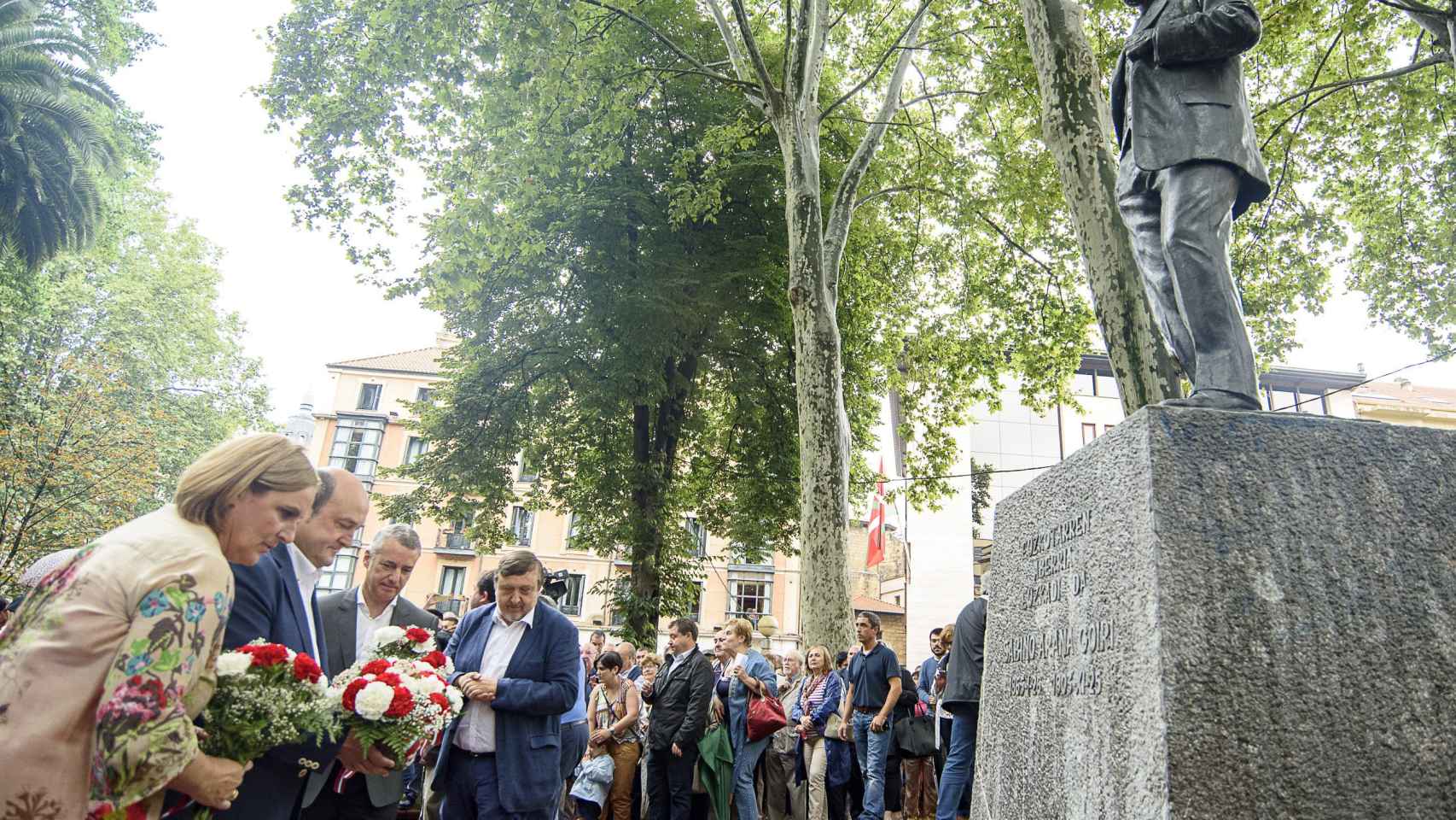 El lehendakari, Iñigo Urkullu, el presidente del PNV, Andoni Ortuzar y la presidenta del Bizkai Buru Batzar, Itxaso Atutxa, entre otros, en una ofrenda floral ante la estatua de Sabino Arana este domingo en Bilbao.