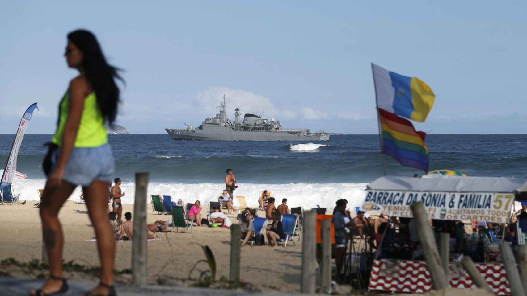 Un buque brasileño patrulla la playa de Ipanema.