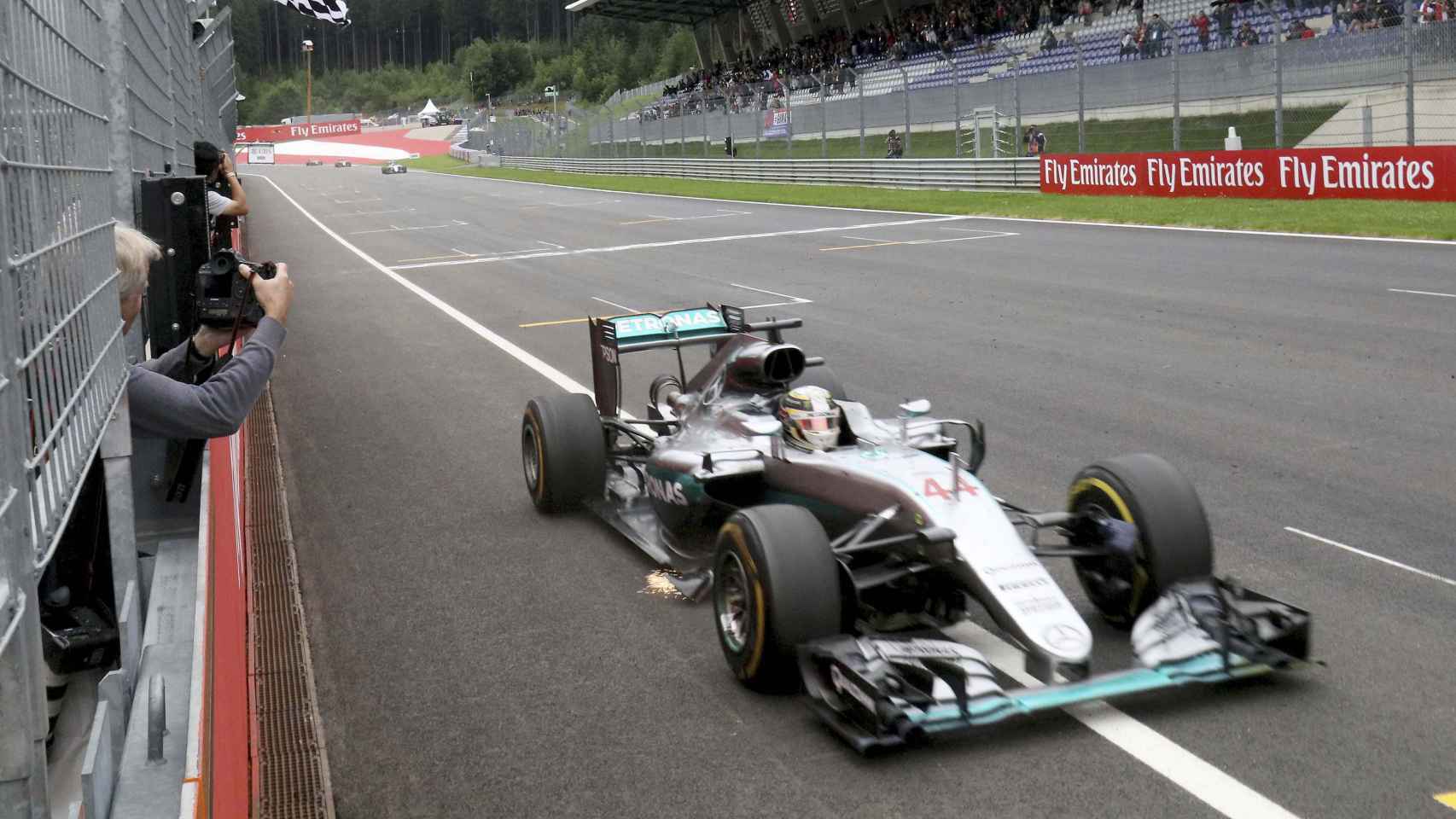 Lewis Hamilton cruza la línea de meta en el GP de Austria.