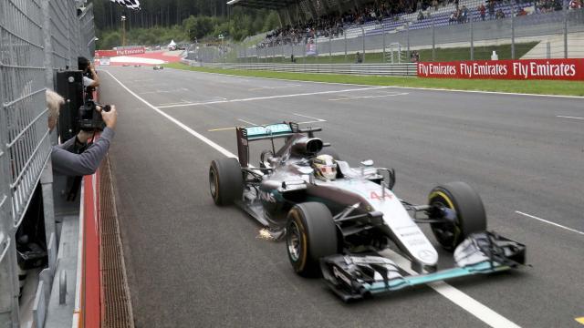 Lewis Hamilton cruza la línea de meta en el GP de Austria.