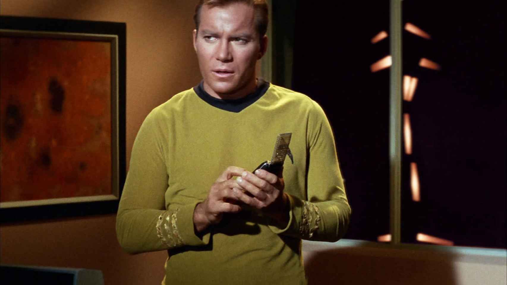 El capitán Kirk con un intercomunicador.