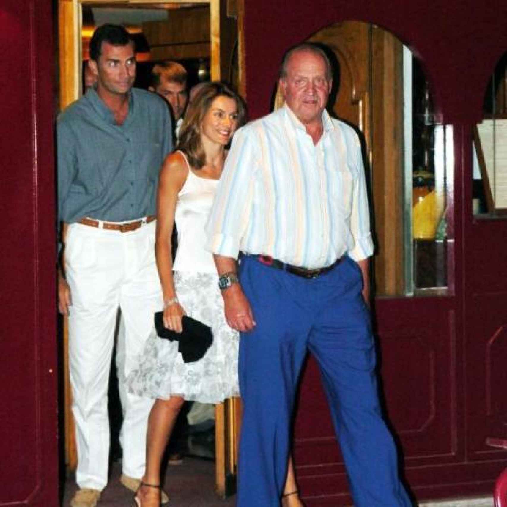 Don Juan Carlos con los actuales reyes, a la salida del restaurante La Cuchara.