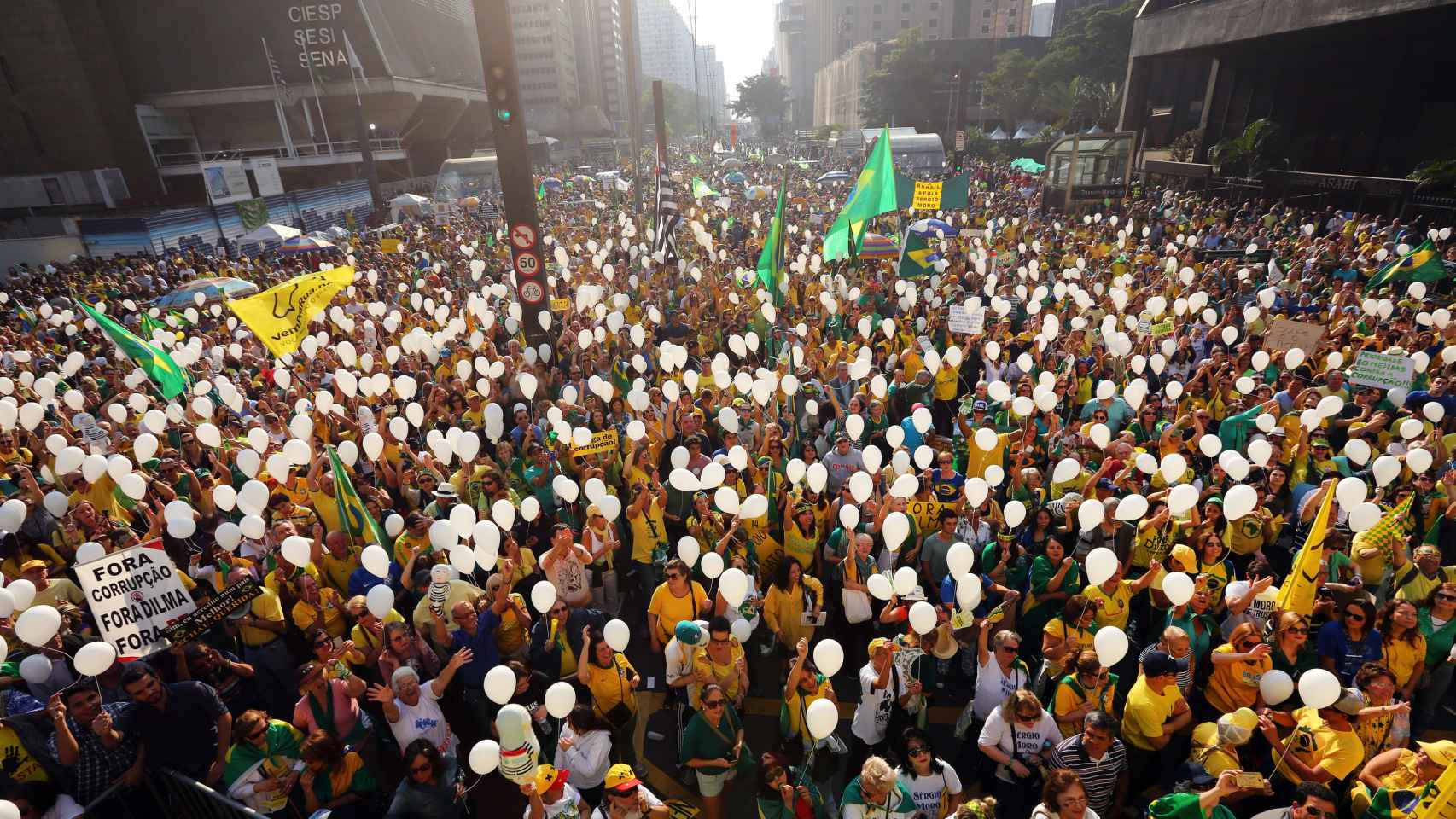 Los manifestantes reclaman la destitución de la presidenta suspendida Dilma Rousseff.