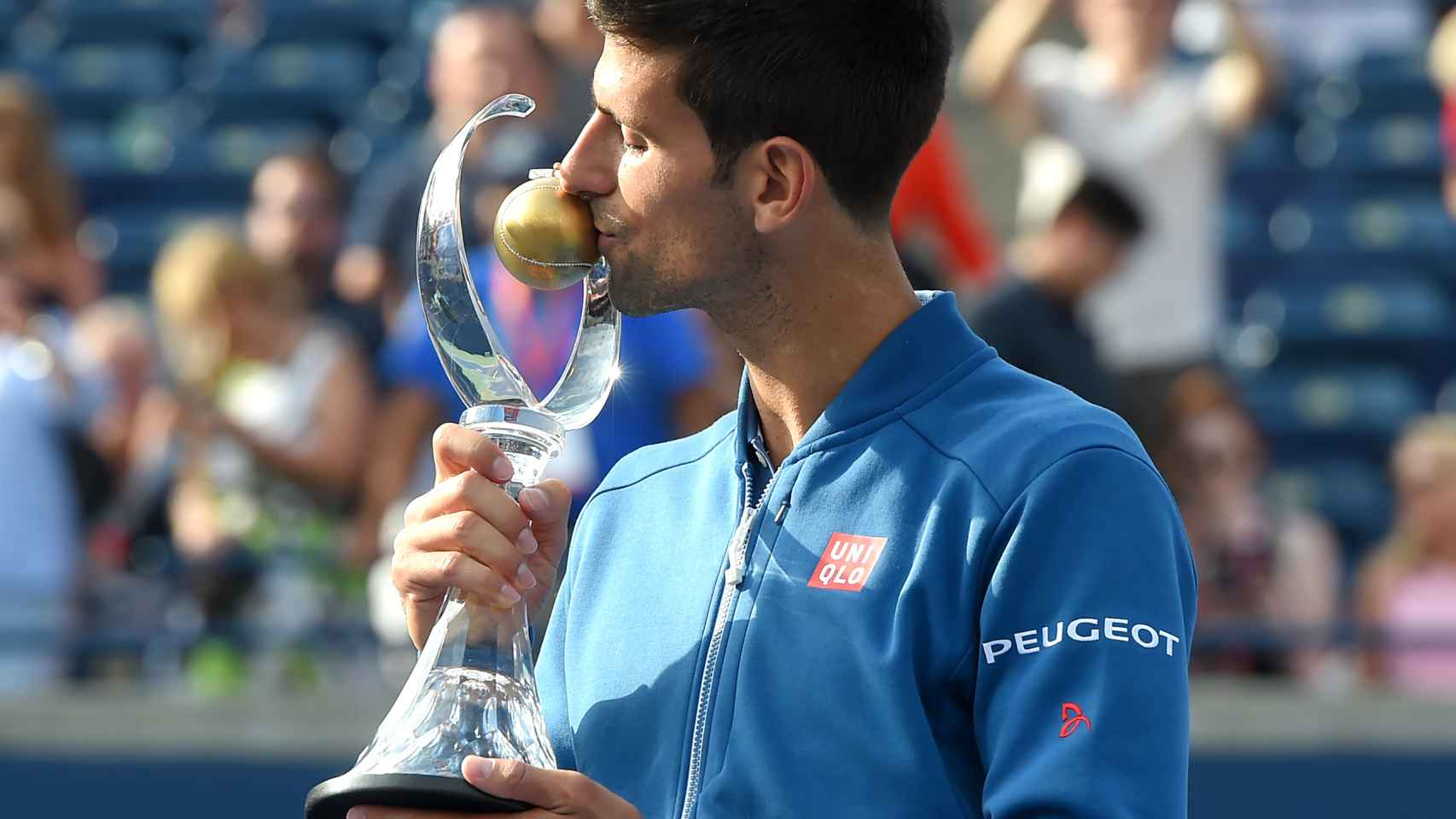Djokovic sostiene el trofeo tras vencer a Kei Nishikori.