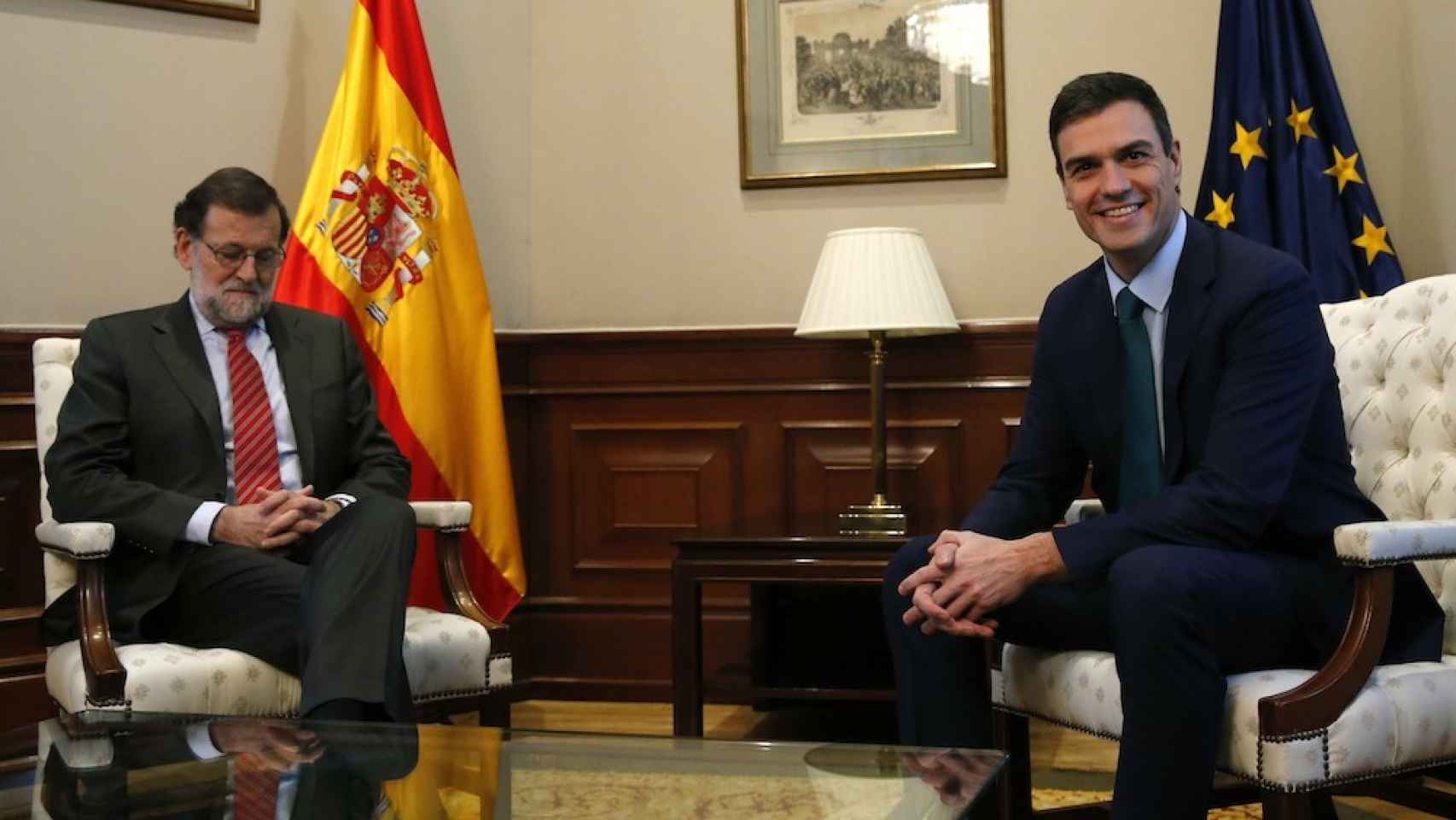 Pedro Sánchez y Mariano Rajoy se ven este martes en el Congreso.